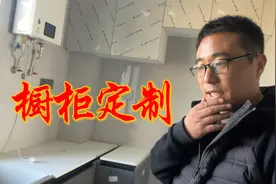 厨房的橱柜定制有哪些细节？柜门用什么好？台面下要不要衬板？