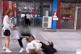 俩女子当街互殴互扯对方头发 黑衣女子同行的男子帮拽着对方头发