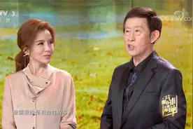 王立群展示私人书摊，现场讲述书背后的故事
