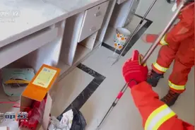 [生命线]浙江大蛇盘踞在抽屉里“乘凉”消防员及时捕获