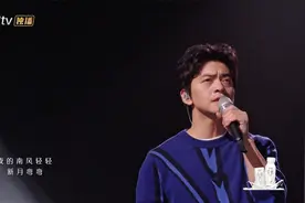 李健翻唱《月半弯》，一开口全场沉醉，温柔男声饱含故事感！