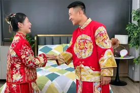 豆豆夫妻结婚三年再次穿秀禾，婆婆悄悄给俩人拍照留念，小茹害羞视频封面