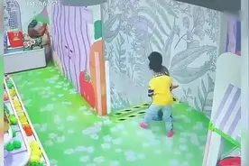 3岁小孩被4岁男童推下楼梯 家长：他看着监控在笑视频封面