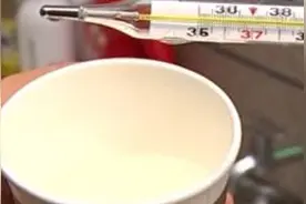 【1818黄金眼】洗菜都脱皮，为啥她家的自来水这么烫？