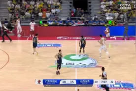 我听不见干扰！迪亚洛捂耳朵庆祝连续命中三分