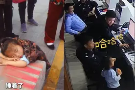 女宝走丢躺街上呼呼大睡，被一群热心奶奶守护，萌言萌语逗乐民警视频封面