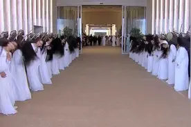 特朗普到访阿联酋女子跳“甩发舞”迎接 他直呼：我喜欢视频封面