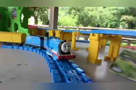 儿童喜欢的托马斯小火车玩具搭建环形轨道滑行的小火车玩具平台视频封面