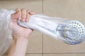在淋浴喷头上套个塑料袋，解决家家户户的难题，省钱又实用视频封面