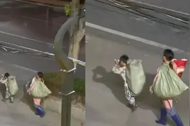 母子深夜捡废品,孩子背麻袋开心"起飞" 网友：有妈妈的地方就是家视频封面