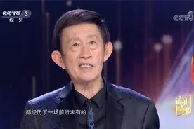 王立群现场回答来自学生的问题，并介绍河南美食视频封面