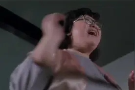 驼背小伙去做按摩，没想到被胖姐姐这么一压，驼背竟然治好了