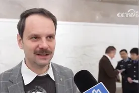 新版外国人永久居留身份证 签发启用首日50人领取