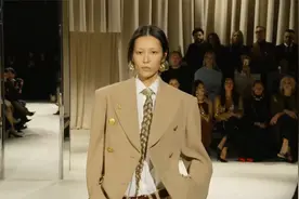 【巴黎时装周】SCHIAPARELLI 2024秋冬女装秀，刘雯西服套装帅飒视频封面