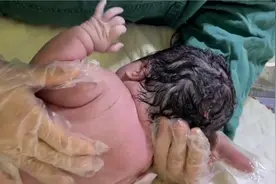 产房刚接生了一个女娃，胖的连锁骨都摸不到，护士爱不释手视频封面