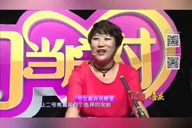 50岁光头大叔月薪7000，借别人的衣服找媳妇，爆笑全场视频封面