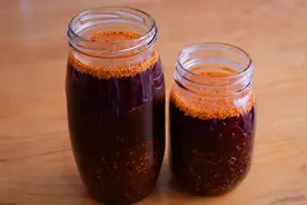 家里吃凉拌菜少不了的辣椒红油，自己在家熬两罐，又香又辣