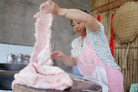 老妈今天熬一锅猪油，用油渣炒盘青菜，满满都是儿时的味道啊！