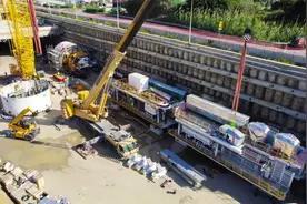 意大利进口5台中国盾构机，直径9.4米重1800吨，100多人组装成型视频封面