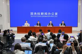 证监会主席吴清：创造条件支持优质中概股企业回归内地和香港股市视频封面