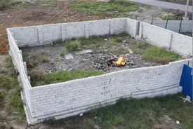 广西合山神奇地火，从地下不断往外冒火，下雨都浇不灭！