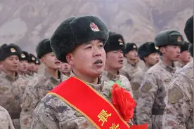 致敬！入伍30年的一级军士长退休了视频封面