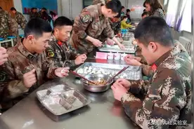 解放军比不上美国大兵？同样都是军人，为什么美军肌肉更加壮硕？视频封面