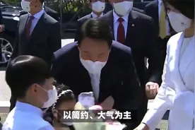 韩国第一夫人又惊艳了这次她的穿搭充满时尚感和得体美视频封面