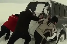 2016年灾害：特大暴雪袭击新疆，路面积雪达7米多高，道路全瘫视频封面