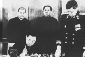 54年，赫鲁晓夫亲自送来1吨纯金国徽，毛主席皱眉：行贿来了视频封面