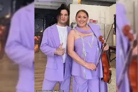 外国音乐家收养14岁男孩，养子最终变老公，相差31岁的两人结婚了视频封面