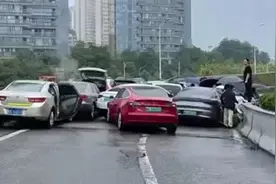 福州一大桥路面出现油污致13车连环追尾视频封面
