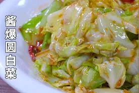 炒包菜，焯水或直接炒是不对的，大厨这样做，鲜嫩脆爽不出水