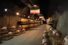 伊朗公开地下导弹基地画面：大批弹道导弹、发射车 一眼望不到头视频封面