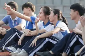 教育不卷了？恢复双休，高中取消早晚自习老师激动得睡不着视频封面