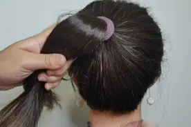 小女孩也适合扎的丸子头盘发教程，发型手法简单还耐看