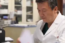 男婴的病情发展，超出所有人的预料，医生只能改变原来的手术计划视频封面