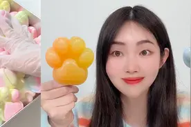 自制猫爪捏捏乐，把植绒放在猫爪上翻炒，最后变成毛绒猫爪！