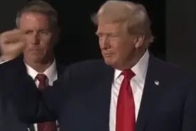 特朗普与美共和党全国代表大会与会者愉快互动