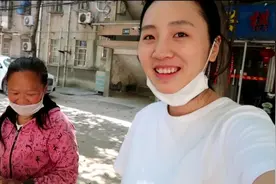 宝妈给拾荒母子送温暖，尽自己一份心，希望每个人都能被爱包围！视频封面