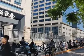 5月6日现场实拍！北京协和医院门诊大厅现状曝光，患者数量引关注