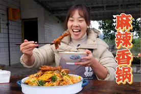 好久没吃麻辣香锅了，秋妹加泡面一起炒，麻麻辣辣的嗦起超满足