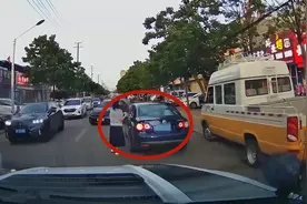 女子将车停在马路中间，锁车后扬长而去，网友疯狂艾特当地交警视频封面