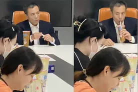 开会前董事长让准备好茶水，00后员工直接呈上蜜雪冰城，结局亮了视频封面