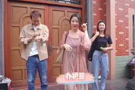 小七打算带团队出国游，不过护照不全，得赶紧想办法办上视频封面