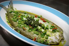 湖北大白刁翘嘴鱼，清蒸鱼肉细嫩，味道鲜美，老少都爱吃