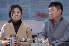 夫妻俩去民政局离婚，谁料工作人员反应太逗，竟当场示爱视频封面