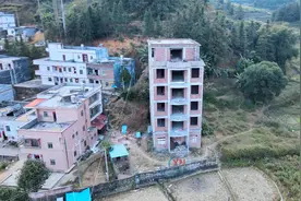 广西小伙农村盖房，因邻居不肯让路，没装修就丢弃了视频封面