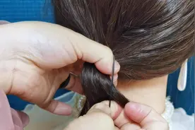 以后扎丸子头就这样绑皮筋，发型结实又洋气，不容易散开