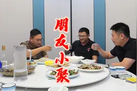 假期华子和两个朋友饭店小聚，简单几个小菜，喝了几瓶白酒真开心